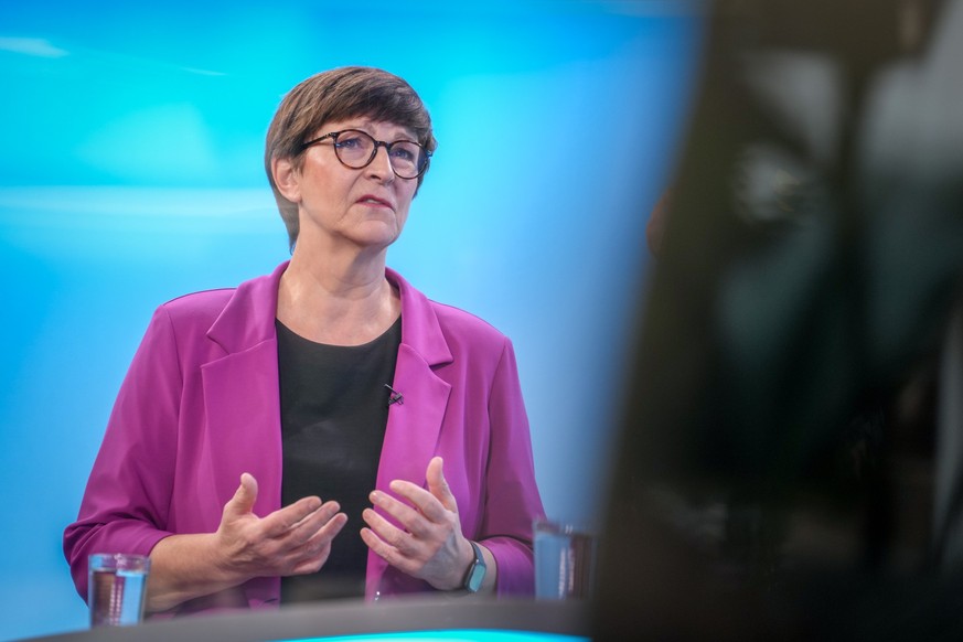 ARCHIV - 18.12.2024, Berlin: Saskia Esken, SPD-Bundesvorsitzende, gestikuliert in einem Fernsehstudio der Deutschen Presse-Agentur am Rande eines Interviews. (zu dpa: «Esken erneuert Renten-Vorwurf an ...