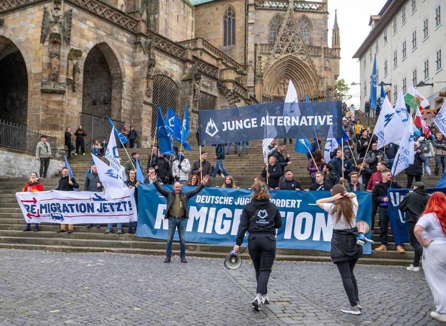 AFD-DEMONSTRATION DER OSTEN STEHT ZUSAMMEN *** NUR FUeR REDAKTIONELLE ZWECKE *** EDITORIAL USE ONLY ***&lt;p&gt;28/10/2023-Erfurt: Die Junge Alternative posiert auf den Domstufen fuer ein Gruppenfoto  ...