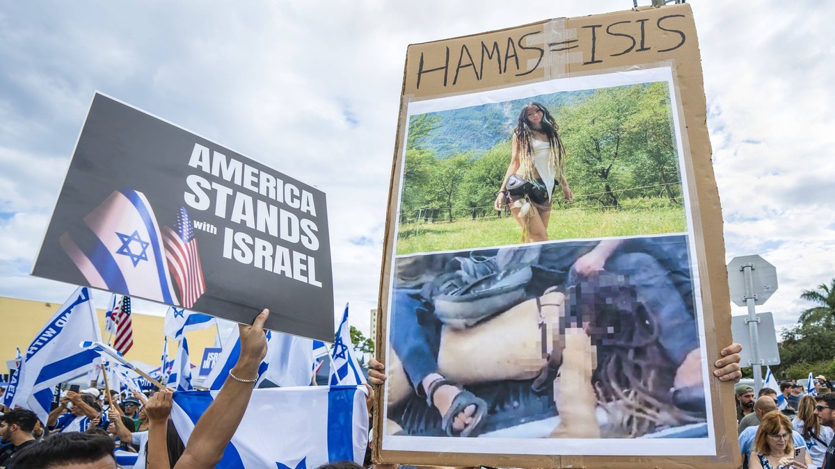 October 8, 2023, Fort Lauderdale, Florida, USA: A man at a rally in support of Israel and to denounce Hamas following deadly attacks by the Palestinian terror organization.holds up a photo of festival ...