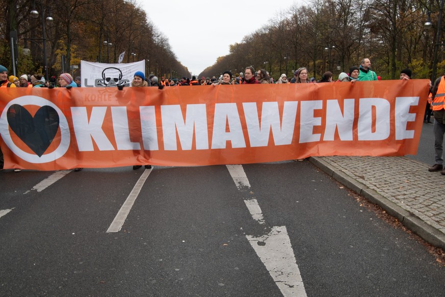 ARCHIV - 25.11.2023, Berlin: Aktivisten der Klimaschutzgruppe &quot;Letzte Generation&quot; und anderer Gruppierungen blockieren die Straße des 17. Juni. (zu dpa: «Letzte Generation nimmt Hürde für Be ...