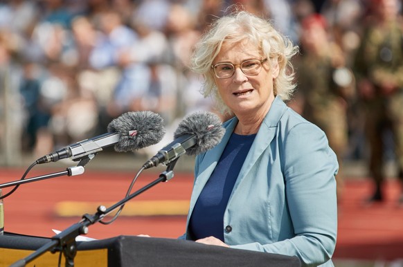 Christine Lambrecht (SPD), Bundesministerin der Verteidigung, spricht auf dem Gelände der Helmut-Schmidt-Universität, der Universität der Bundeswehr, während des Beförderungsapppells. Lambrecht beförd ...