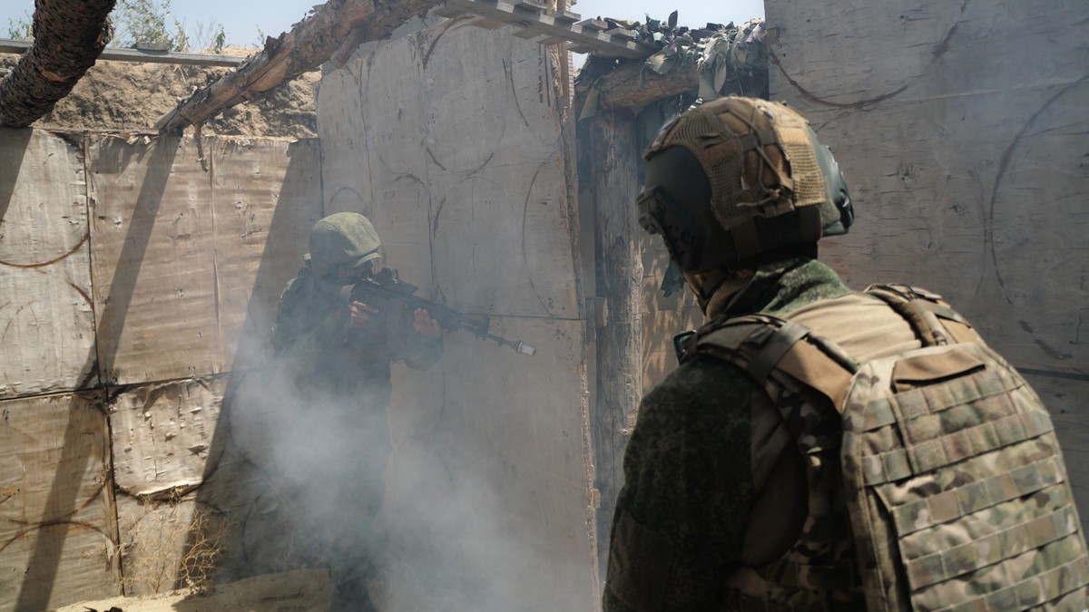 HANDOUT - 25.09.2025, ---, --: Auf diesem Foto aus einem Video, das vom Pressedienst des russischen Verteidigungsministeriums via AP am Donnerstag, 25. September 2025, verbreitet wurde, schießen russi ...