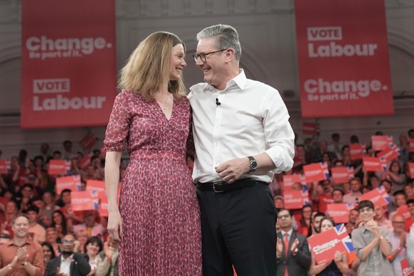 29.06.2024, Gro�britannien, Aldershot: Der Vorsitzende der Labour-Partei Keir Starmer steht mit seiner Frau Victoria auf der B�hne, nachdem er auf einer Wahlkampfveranstaltung in den Royal Horticultur ...