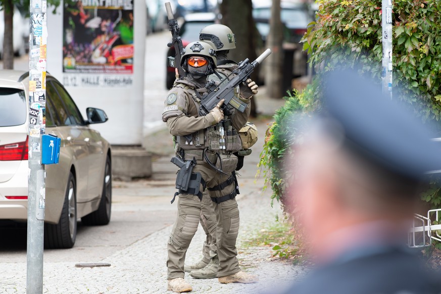 Einsatzkräfte vom SEK sichern die Umgebung in Halle.