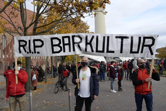 28 . 10 . 2020 , Berlin / Mitte : Das Aktionsbündnis Alarmstufe Rot hat zur Demonstration der Veranstaltungsbranche gegen die Existenznot aufgerufen . Die Eventbranche leidet besonders unter der Coron ...