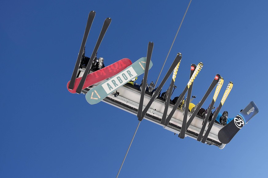 Archiv, Symbolbild, wie wird die Skisaison in Zeiten der Corona-Pandemie, es ist eine Diskussion darueber entbrannt Skifahrer auf einem Skilift im Skigebiet Poppenberg Winter im Sauerland am 22.01.201 ...