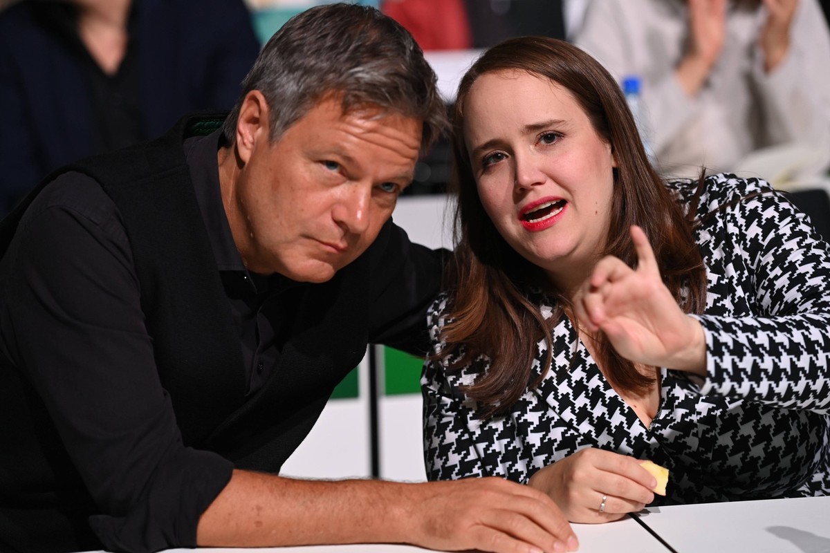 Robert HABECK, Bundeswirtschaftsminister, Ricarda LANG, Bundesvorsitzende Buendnis 90/die Gruenen, 50. Ordentliche Bundesdelegiertenkonferenz der Partei Buendnis 90/Die Gruenen, vom 15.-17.11.2024 i,  ...