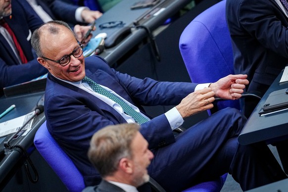 11.02.2025, Berlin: Friedrich Merz, Unions-Kanzlerkandidat und CDU-Bundesvorsitzender, und Christian Lindner (Vordergrund), Parteivorsitzender der FDP, nehmen im Bundestag an der Generaldebatte «zur S ...