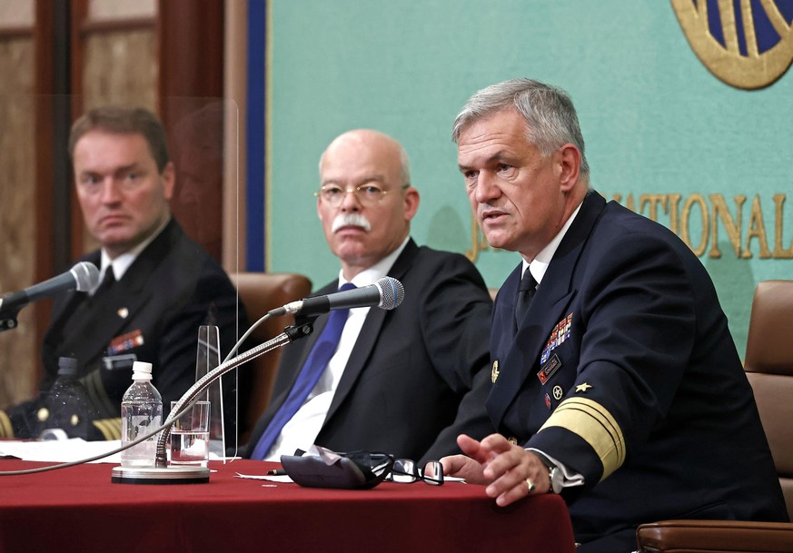 The chief of the German navy, Vice Adm. Kay-Achim Schonbach (R), attends a press conference in Tokyo on Nov. 9, 2021. (Kyodo)