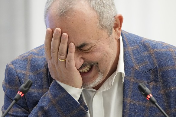 08.02.2024, Russland, Moskau: Boris Nadeschdin, ein liberaler russischer Politiker, der bei den Präsidentschaftswahlen am 17. März kandidieren möchte, lacht während einer Sitzung der Zentralen Wahlkom ...
