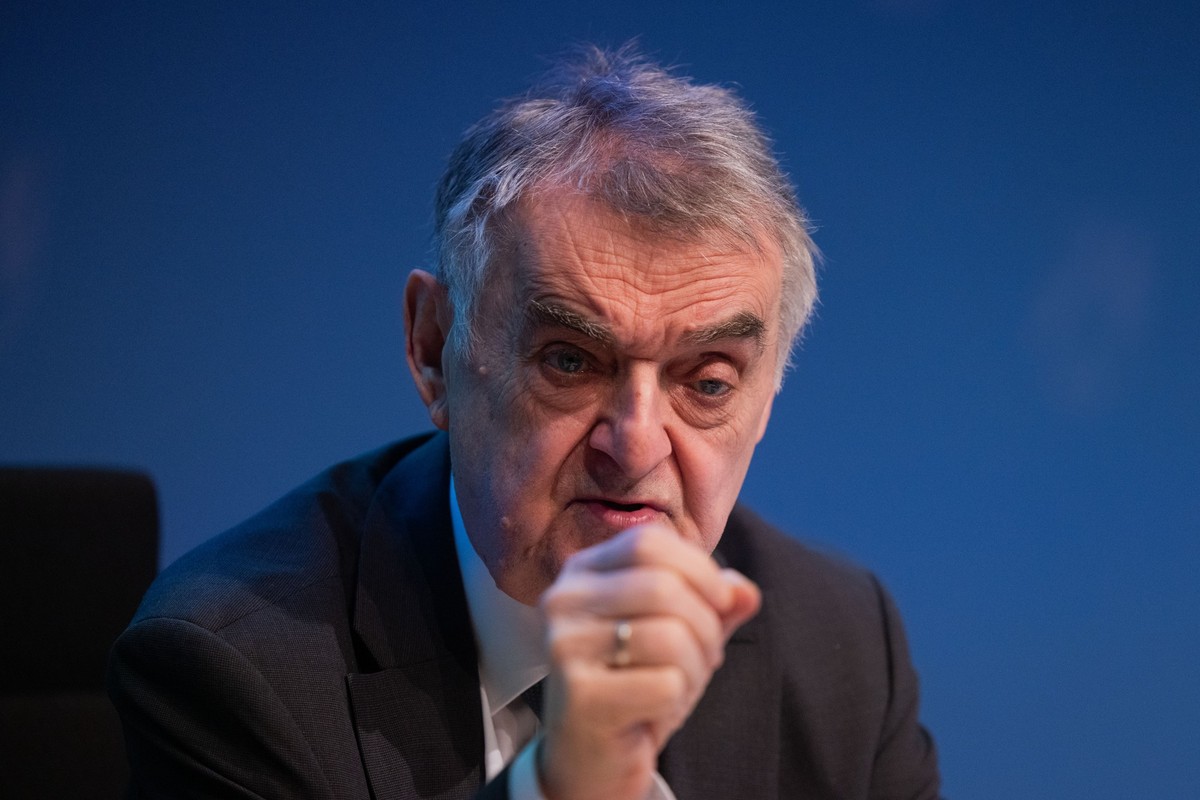 ARCHIV - 19.03.2025, Nordrhein-Westfalen, Düsseldorf: Herbert Reul (CDU), Innenminister von Nordrhein-Westfalen, stellt im Innenministerium den Lagebericht zu Rechtsextremismus vor. Die Zahl jugendlic ...