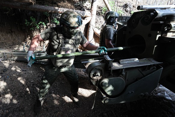 JULY 12, 2024: 152mm 2A36 Giatsint-B field gun crew members perform a combat mission in the zone of Russia s special military operation. Alexander Polegenko/TASS PUBLICATIONxINxGERxAUTxONLY 72370660