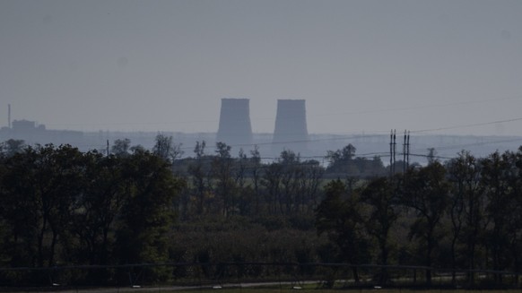 17.10.2022, Ukraine, ---: Das Kernkraftwerk Saporischschja ist aus einer Entfernung von etwa zwanzig Kilometern zu sehen. Das von Russland besetzte ukrainische Atomkraftwerk Saporischschja ist erneut  ...