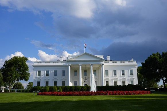 ARCHIV - 30.05.2024, USA, Washington: Das Weiße Haus in Washington. Die Regierungsschalte hat ihre Mitarbeiter zu Krisenschalte versammelt. (zu dpa: «Weißes Haus versammelt Mitarbeiter zu Krisenschalt ...