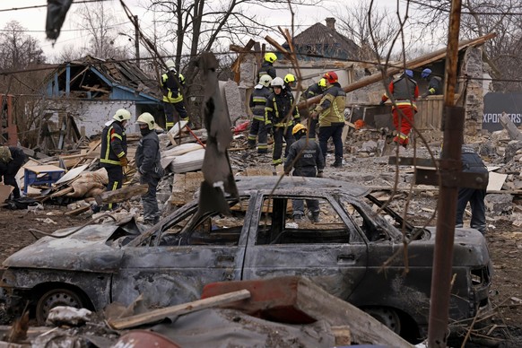30.12.2022, Ukraine, Kiew: Rettungskr