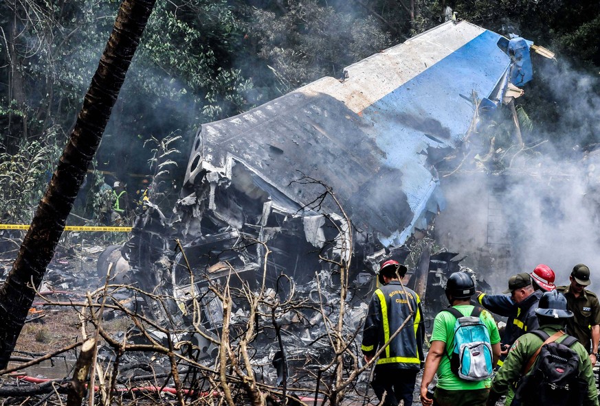(180519) -- HAVANA, May 19, 2018 -- Rescuers work at the site where an airplane of Cuban airline Cubana de Aviacion crashed, in Havana, Cuba, on May 18, 2018. At least three people have been found ali ...