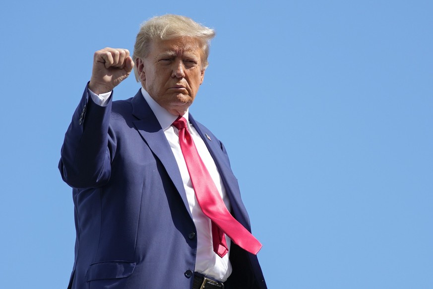 13.06.2023, USA, Miami: Donald Trump, ehemaliger Präsident der USA, gestikuliert, bevor er sein Privatflugzeug am Miami International Airport besteigt. Foto: Alex Brandon/AP +++ dpa-Bildfunk +++