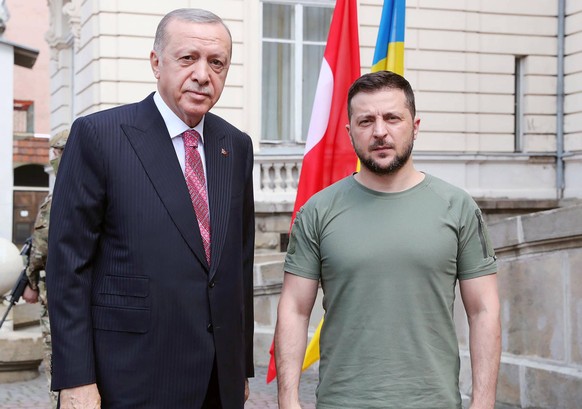 Ukraine-Krieg, Jahrestag der Invasion, Persönlichkeiten besuchen die Ukraine, Archivbilder Turkish President Recep Tayyip Erdogan L meets with Ukrainian President Volodymyr Zelenskyy in Lviv, Ukraine  ...