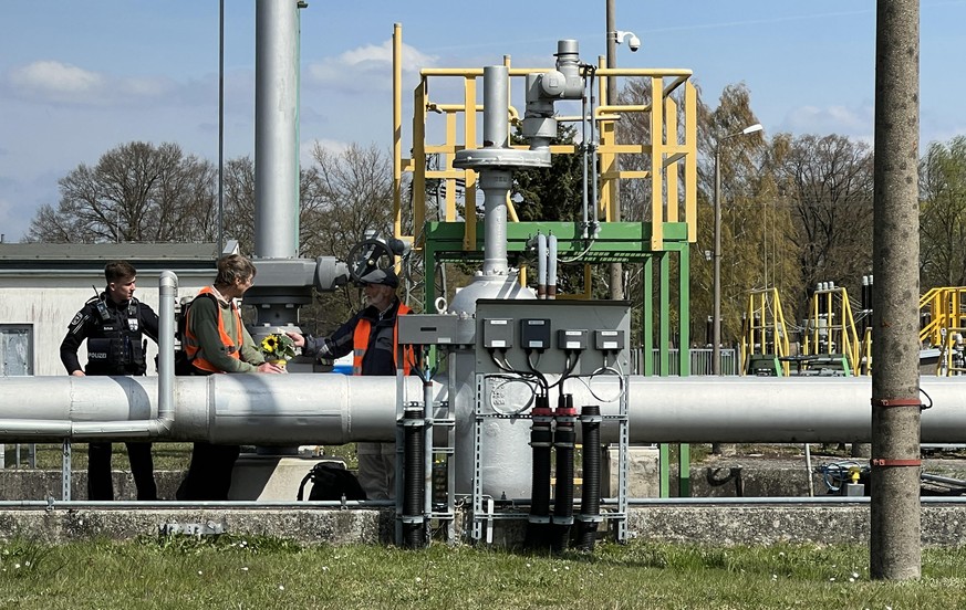 Klimaschützer der Protestgruppe "Letzte Generation" haben versucht, die Versorgung über die Rohölpipeline Rostock-Schwedt auf der Pumpstation Lindenhof bei Demmin zu unterbrechen.