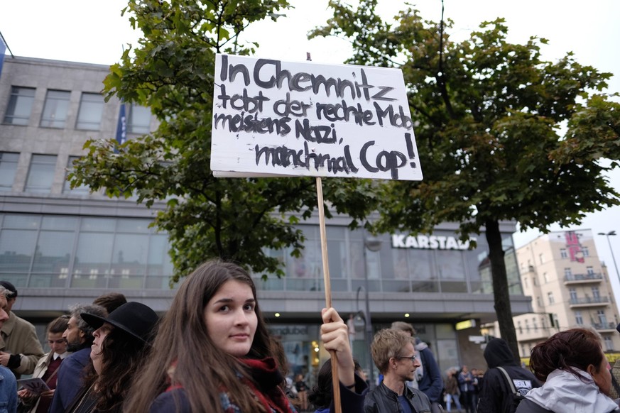 Demonstration gegen rechte Gewalt in Chemnitz am Berliner Hermannplatz snapshot-photography/K.M.Krause *** Demonstration against right-wing violence in Chemnitz at the Hermannplatz in Berlin snapshot  ...