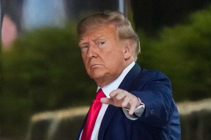 ARCHIV - 03.04.2023, USA, New York: Donald Trump, ehemaliger Präsident der USA, gestikuliert, als er im Trump Tower in New York ankommt. Ein Zivilprozess wegen eines Vergewaltigungsvorwurfs gegen Dona ...