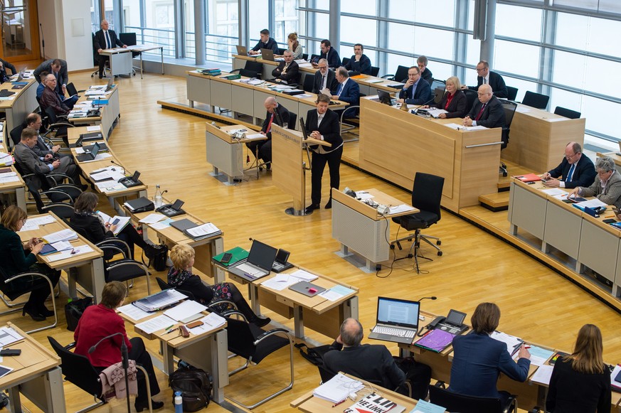 27.02.2020, Sachsen-Anhalt, Magdeburg: Claudia Dalbert (B�ndnis 90/Die Gr�nen, M), Ministerin f�r Umwelt, Landwirtschaft und Energie des Landes Sachsen-Anhalt, spricht im Plenarsaal des Landtages zu d ...