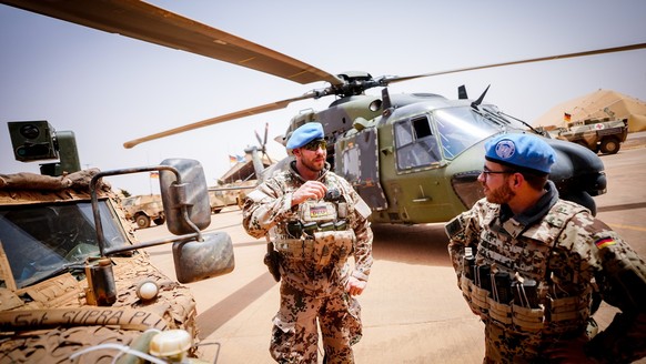 ARCHIV - 09.04.2022, Mali, Gao: Bundeswehrsoldaten stehen an einem NH90-Hubschrauber im Camp Castor in Gao w