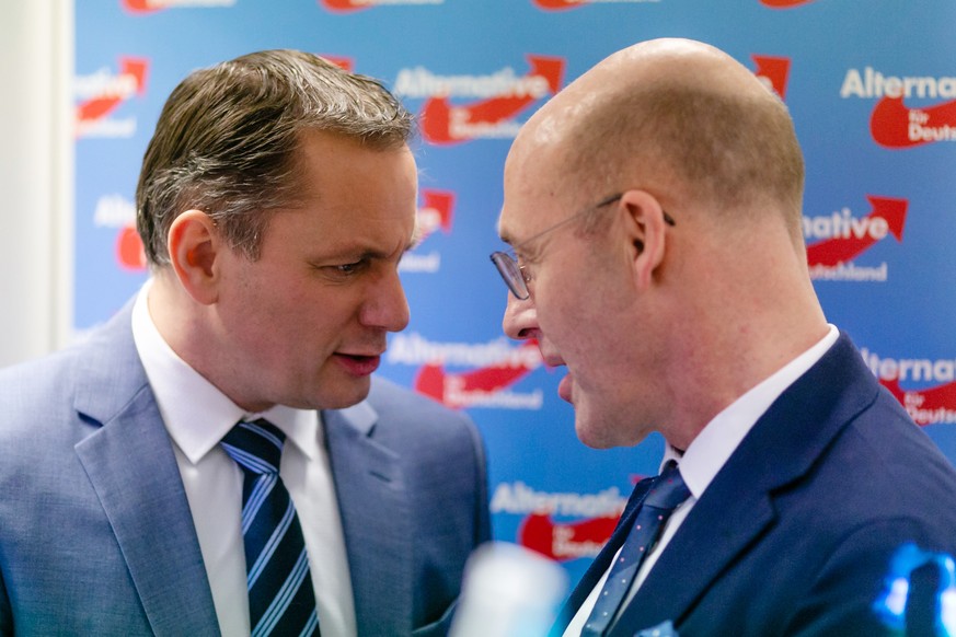Der AfD-Politiker Tino Chrupalla (l) und der stellvertretende Sprecher Alexander Wolf sind im Gespräch während der Wahlparty in der Hamburger Landesgeschäftsstelle.
