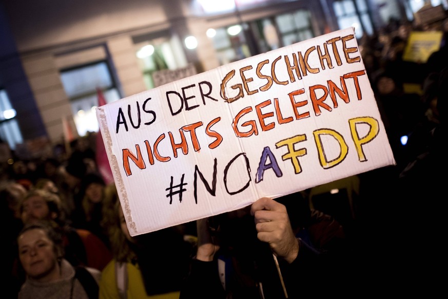 Demonstration against FDP and AfD, Thuringia election DEU, Deutschland, Germany, Berlin, 05.01.2020 Demonstranten mit Plakat Aus Der Geschichte Nichts Gelernt NO AFDP auf der Demonstration von Parteie ...