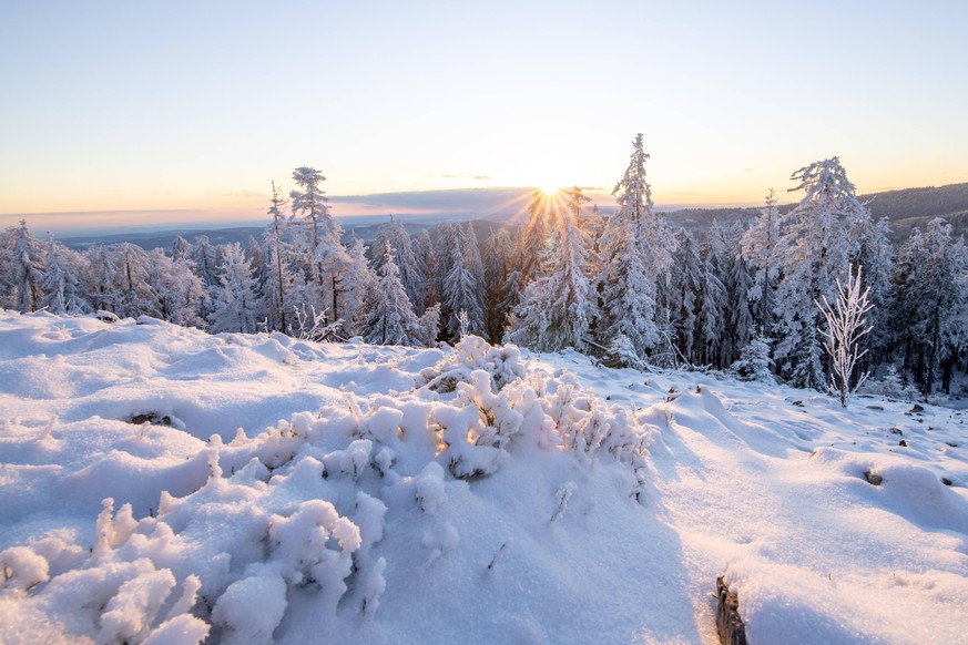 Winter im Taunus 11.02.2021, Kronberg Hessen: Die Sonne geht am Nachmittag am verschneiten Altk