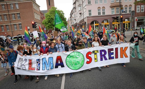 06.05.2022, Schleswig-Holstein, Kiel: Junge Teilnehmer eines Demonstrationszuges von Fridays for Future tragen ein Banner mit dem Text &quot;Klimastreik&quot;. Kurz vor der Landtagswahl 08. Mai demons ...