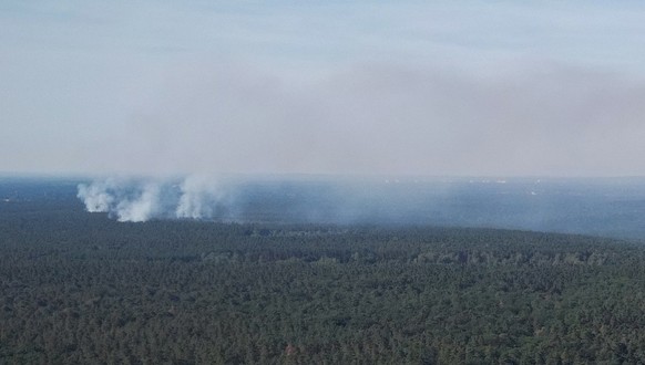 04.08.2022, Berlin: Rauch steigt im Berliner Grunewald auf. Wegen eines Brandes im Grunewald wurde die Avus und der angrenzende S-Bahn-Verkehr gesperrt. Im Berliner Grunewald ist nach einer unbeabsich ...