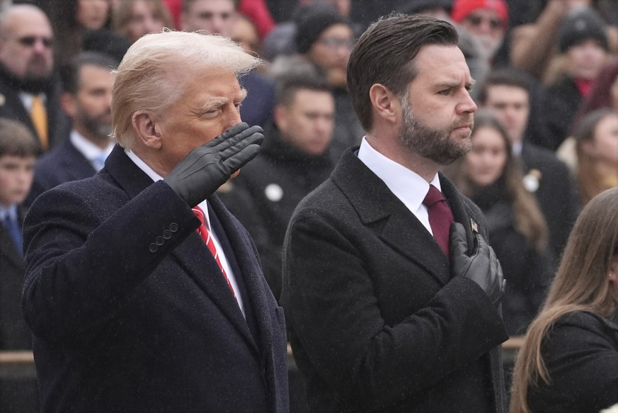 19.01.2025, USA, Arlington: Der designierte Präsident Donald Trump und der designierte Vizepräsident JD Vance nehmen an einer Kranzniederlegung am Grab des Unbekannten Soldaten auf dem Arlington Natio ...