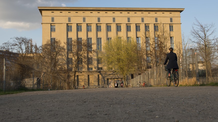 ARCHIV - 06.04.2016, Berlin: Die Sonne strahlt das Gebäude des Berghain an. Das Berghain ist die höchstplatzierte deutsche Location bei den Top-100-Clubs des britischen Fachmagazins «DJ Mag» 2016. (zu ...