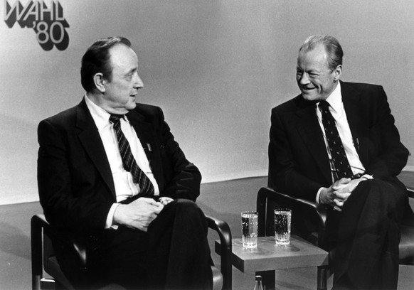 Hans-Dietrich Genscher (l, FDP) und Willy Brandt (r, SPD) in gelöster Stimmung vor der Gesprächsrunde der Parteivorsitzenden in einem Bonner Fernsehstudio. Am 05.10.1980 fanden die Wahlen zum Deutsche ...