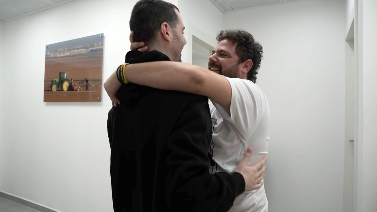 13.10.2025, Israel, ---: Guy Gilboa-Dalal (l) trifft nach seiner Freilassung aus der Gefangenschaft der islamistischen Terrororganisation Hamas in Gaza seine Familie in der Erstaufnahmeeinrichtung. Fo ...