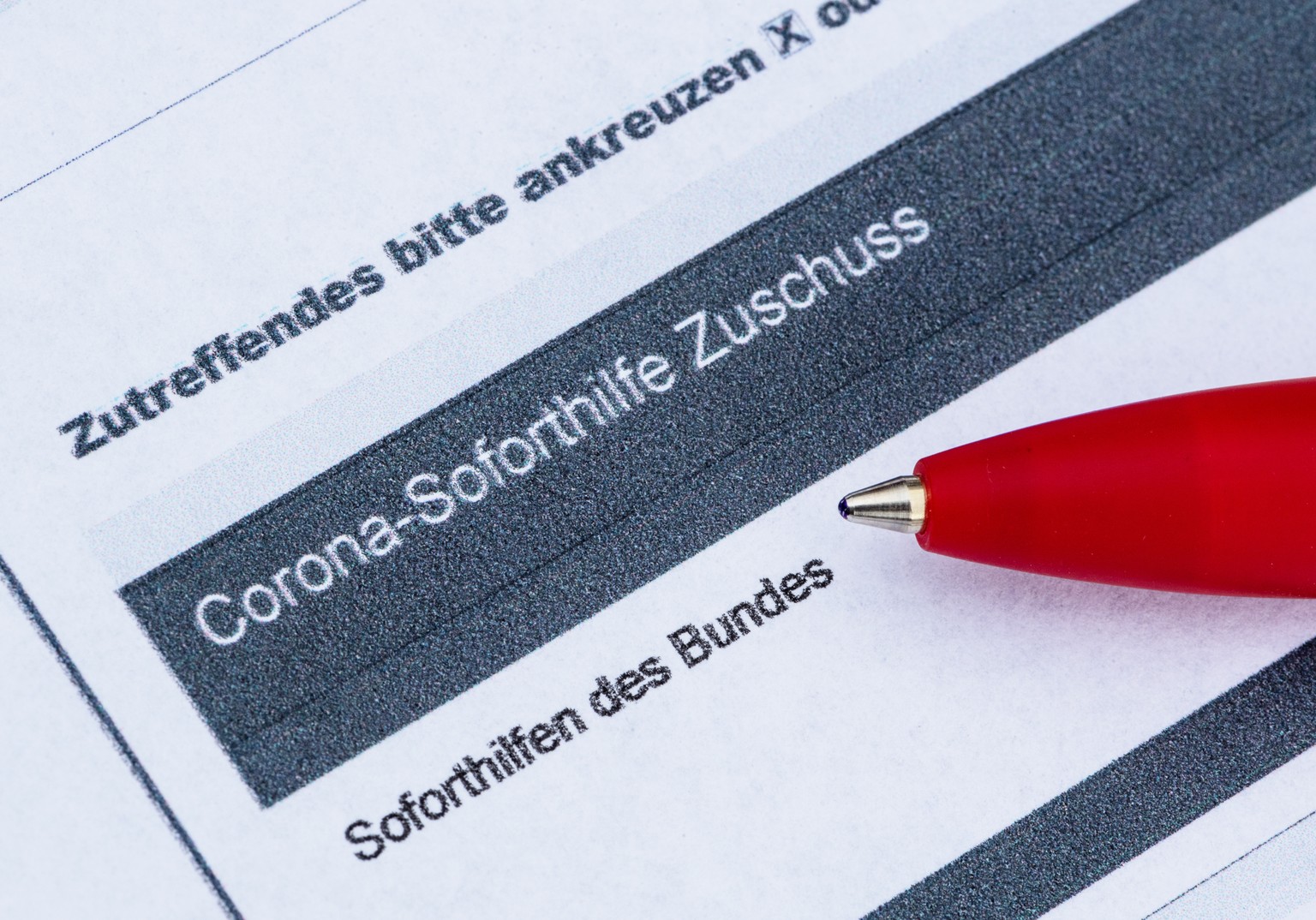 ARCHIV - 31.03.2020, Sachsen, Dresden: Ein Stift liegt auf einem Antrag f�r den Corona-Soforthilfe-Zuschuss. In Mecklenburg-Vorpommern laufen derzeit rund 160 polizeiliche Ermittlungsverfahren im Zusa ...