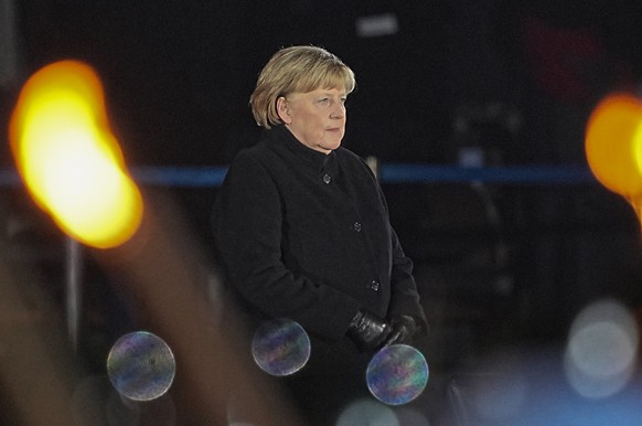 02.12.2021, Berlin: Bundeskanzlerin Angela Merkel (CDU) steht bei ihrer Verabschiedung durch die Bundeswehr auf dem Podium. Mit einem Gro�en Zapfenstreich wurde Kanzlerin Merkel gegen Ende ihrer Regie ...