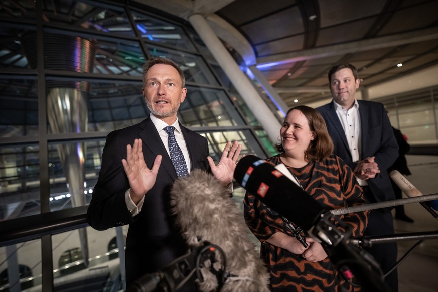 28.03.2023, Berlin: Die Parteichefs der Koalitionsparteien Lars Klingbeil (SPD, r-l) Ricarda Lang (Grüne) und Christian Lindner (FDP) sprechen im Bundestag nach dem Koalitionsausschuss. Die Spitzen vo ...