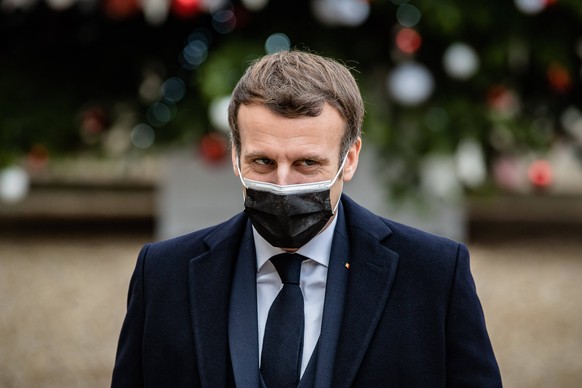 Paris, France le 16 decembre 2020 - Le President Emmanuel Macron accueille le Premier Ministre du Portugal. French President Emmanuel Macron welcomes the Prime Minister of Portugal, Antonio Costa, at  ...