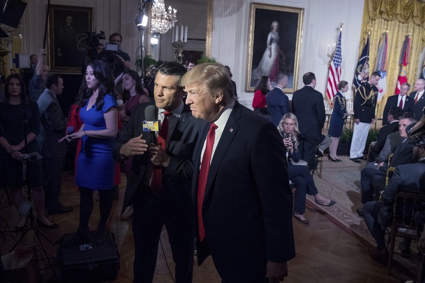 ARCHIV - 06.04.2017, USA, Washington: US-Präsident Donald Trump erscheint bei Fox &amp; Friends Co-Moderator Pete Hegseth bei einer Wounded Warrior Project Soldier Ride Veranstaltung im East Room des  ...