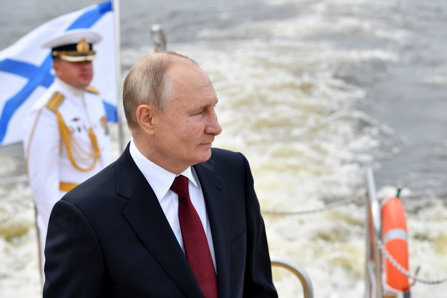ST PETERSBURG, RUSSIA JULY 25, 2021: Russia s President Vladimir Putin attends the launching of the Project ST-192 refrigerating fishing super trawler Mekhanik Sizov at the Admiralty Shipyard. It is t ...