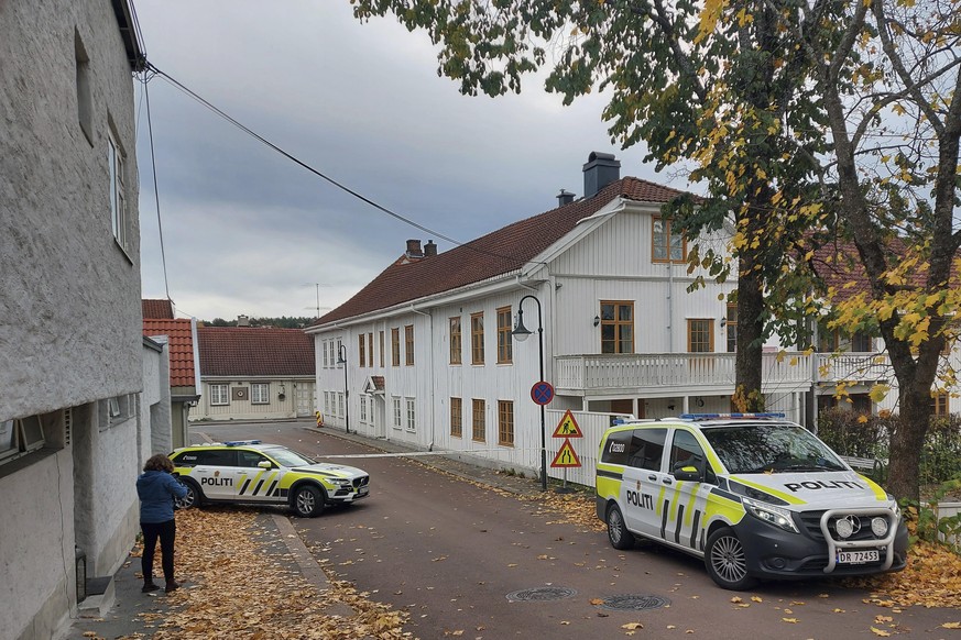 dpatopbilder - 14.10.2021, Norwegen, Kongsberg: Die Polizei sperrt eine Stra