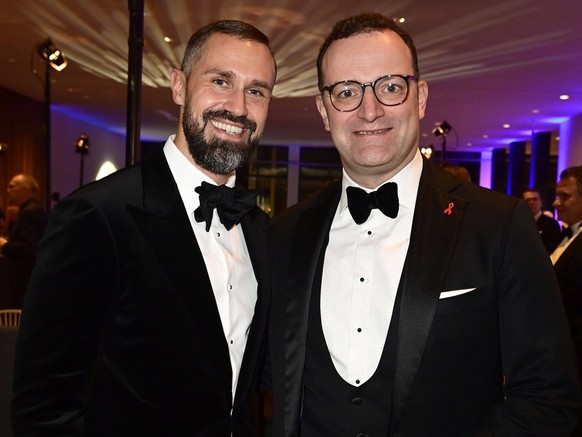 Jens Spahn mit Ehemann Daniel Funke bei der Festlichen Opernnacht 2024 für die Deutsche AIDS-Stiftung in der Deutschen Oper. Berlin, 02.11.2024 *** Jens Spahn with husband Daniel Funke at the Festive  ...