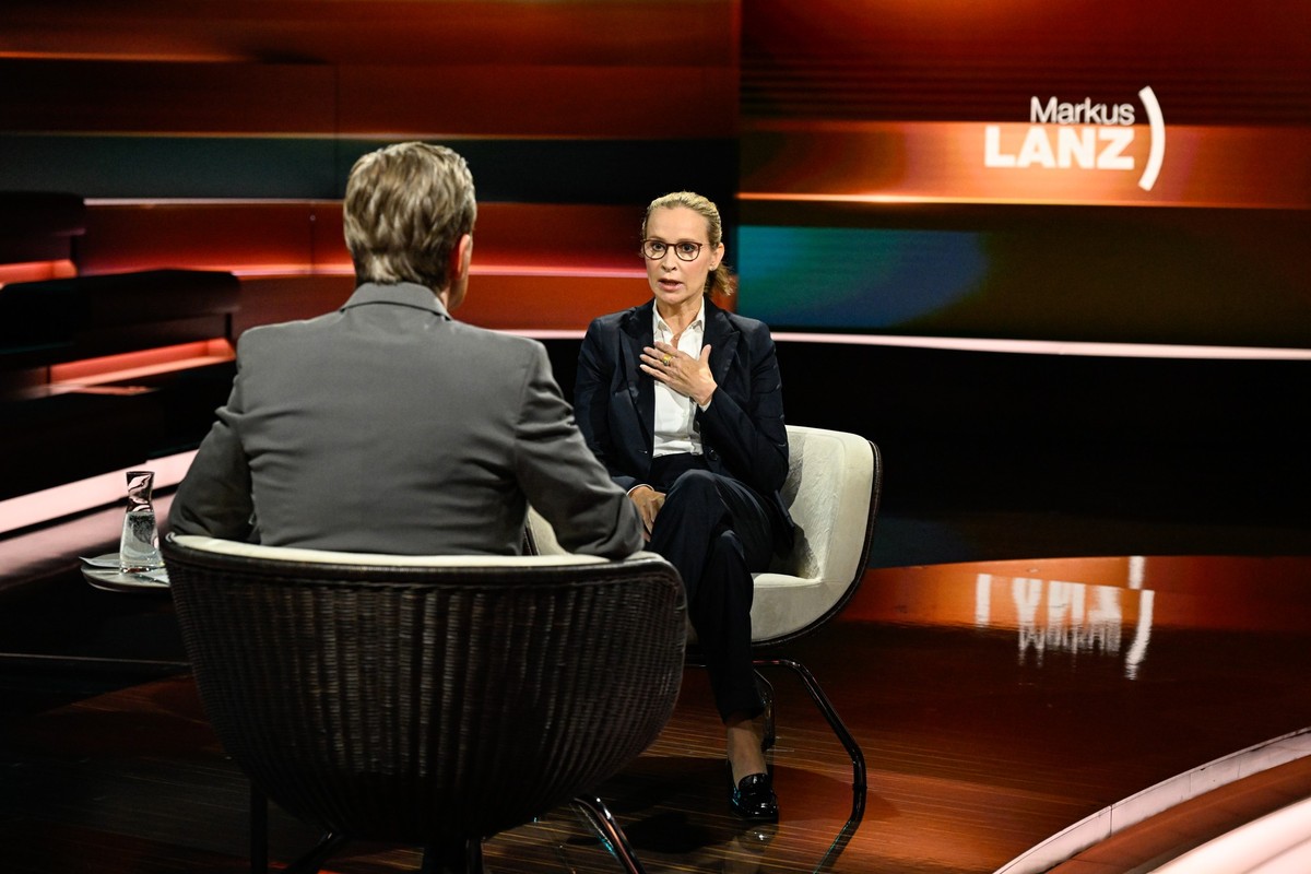 HANDOUT - 15.07.2025, Hamburg: Auf diesem vom ZDF zur Verfügung gestellten Bild spricht die Richterin Frauke Brosius-Gersdorf in der Talk-Sendung «Markus Lanz» mit dem namensgebenden Moderator. Brosiu ...
