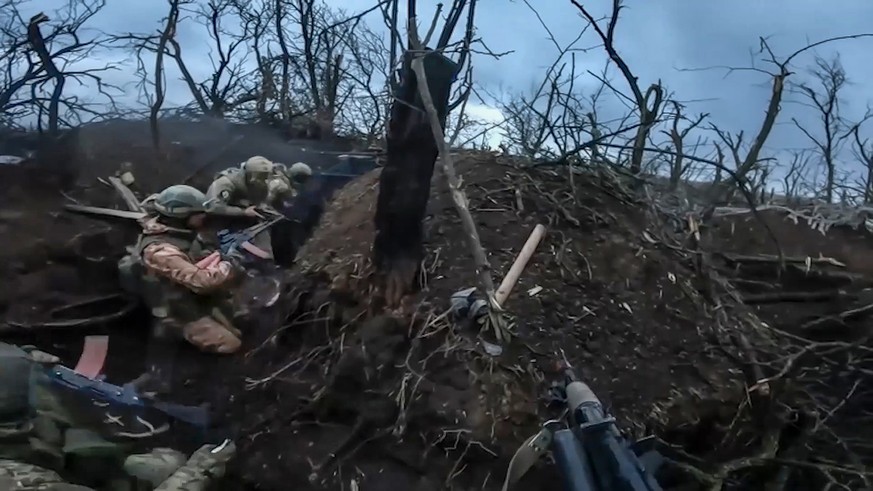 HANDOUT - 04.04.2024, Ukraine, ---: Auf diesem vom Pressedienst des russischen Verteidigungsministeriums veröffentlichten Video sind russische Soldaten an einem ungenannten Ort in der Ukraine zu sehen ...