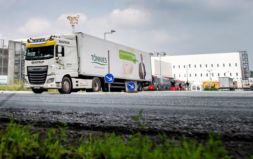 17.06.2020, Nordrhein-Westfalen, Rheda-Wiedenbrück: Ein Lastwagen verlässt das Werksgelände von Tönnies. Wegen des Corona-Ausbruchs ist der Schlachtbetrieb bei Tönnies in Rheda-Wiedenbrück gestoppt. D ...