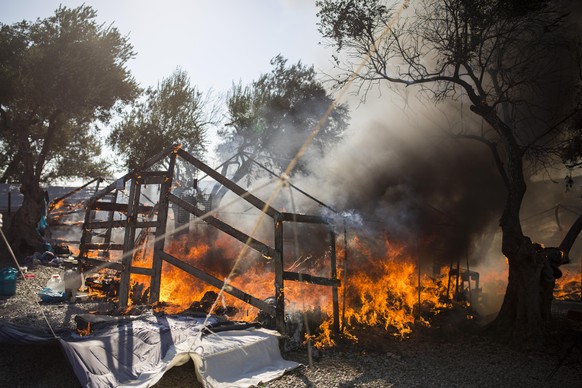 Im bereits ausgebrannten Flüchtlingslager Moria stehen Zelte in Flammen. Mehrere Brände haben das Lager fast vollständig zerstört. Mehr als 24 Stunden nach Ausbruch der Feuer gab es immer noch keine o ...