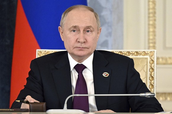 29.01.2024, Russland, St. Petersburg: Dieses von der staatlichen russischen Nachrichtenagentur Sputnik via AP veröffentlichte Foto zeigt Wladimir Putin, Präsident von Russland, während einer Sitzung d ...