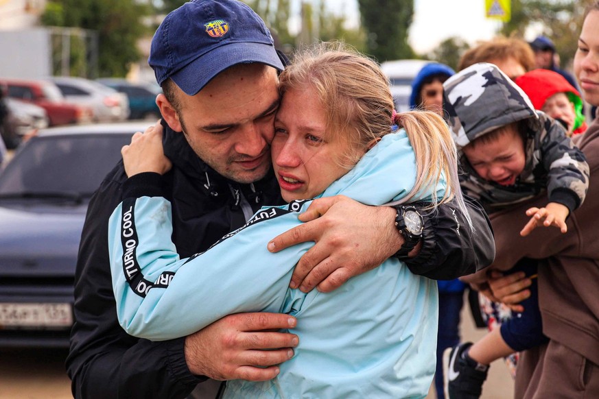 VOLGOGRAD, RUSSIA SEPTEMBER 24, 2022: A man and a woman are seen at a military commissariat of the Sovetsky, Voroshilovsky, and Kirovsky Districts of Volgograd. On September 21, Russia s President Vla ...